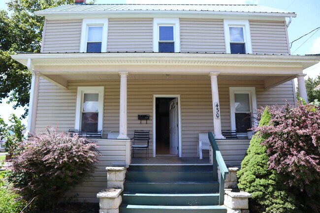 Building Photo - 430 S 6th St