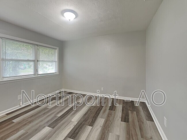 Foto del edificio - 7111 Gaillardia Rd S