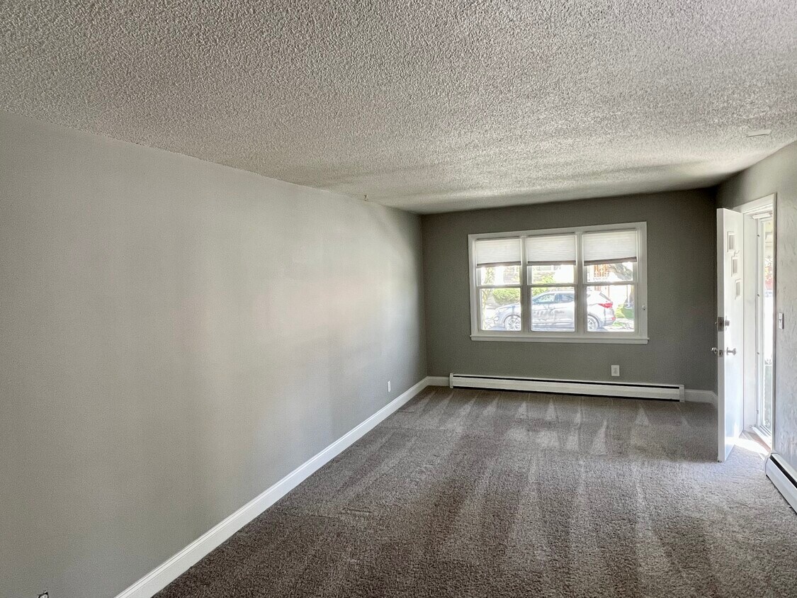 72 Reo Ave Unit Utilities Included 72 Reo, Buffalo, NY 14211