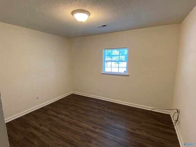 Foto del edificio - 4801 Padgett Dr