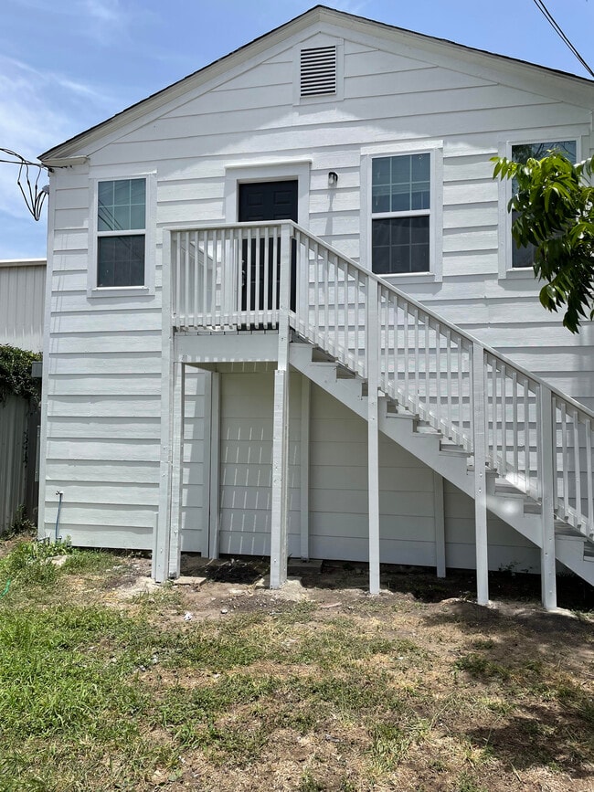 Building Photo - 1401 N De Leon St