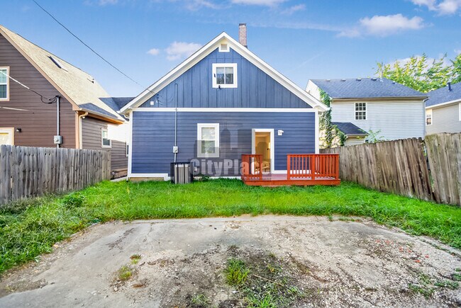 Foto del edificio - 2224 N Kenwood Ave