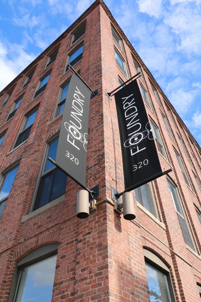 Building Photo - 320 W 2nd St