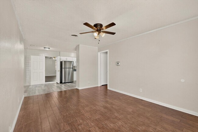Building Photo - 937 Cleardale Dr
