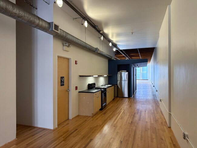 Vista de la cocina desde el rellano del ascensor. - 945 Liberty Ave