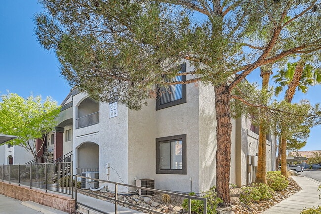 Building Photo - 950 Seven Hills Dr