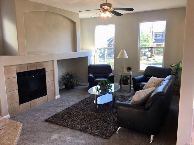 Sala de estar - 1317 S Duquesne Ct