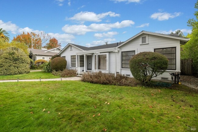 Building Photo - 620 2nd St E