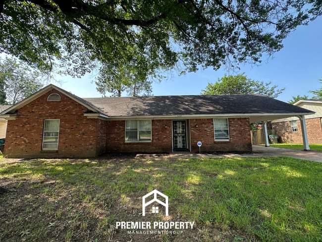 Charming 3BR/2BA Raleigh Home | Spacious Layout, Fireplace & Fenced Yard - Charming 3BR/2BA Raleigh Home | Spacious Layout, Fireplace & Fenced Yard