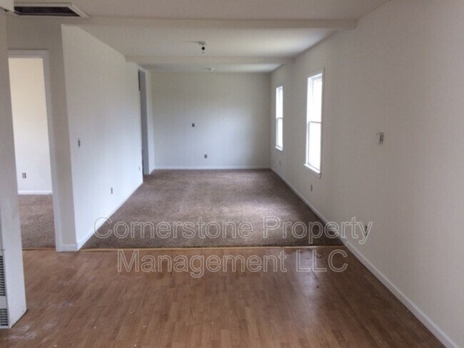 Building Photo - 8255 Lakeview Dr