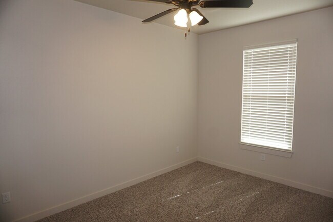 Foto del edificio - Gorgeous 2/2/1 one block away from Cooper East Elementary!