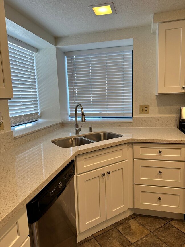 Building Photo - Gorgeous 2 bed/2Ba Home