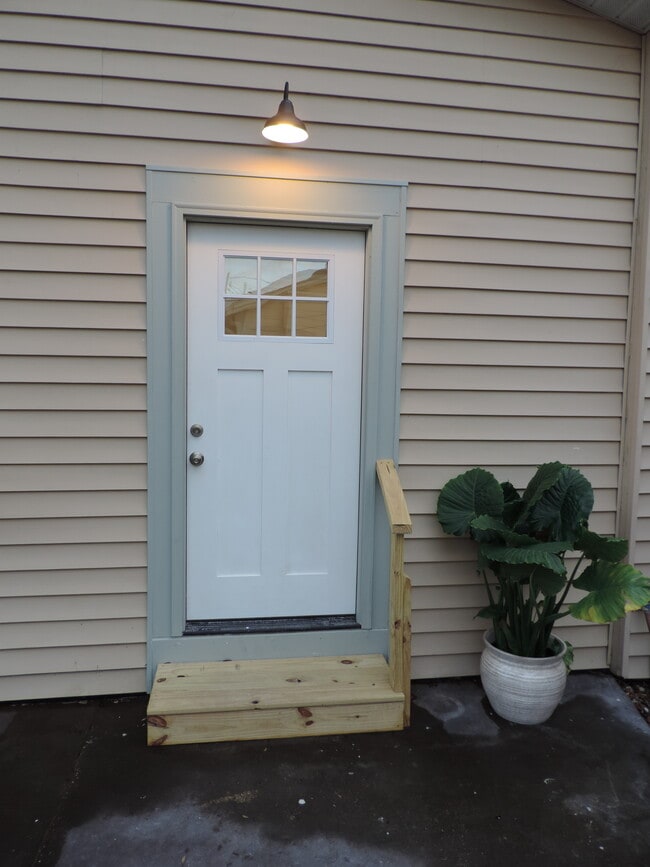 Building Photo - 2704 E Washington St