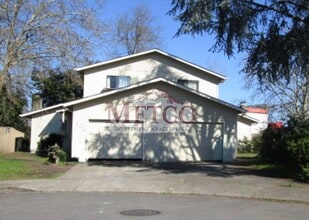 Building Photo - 203-205 S 40th Pl