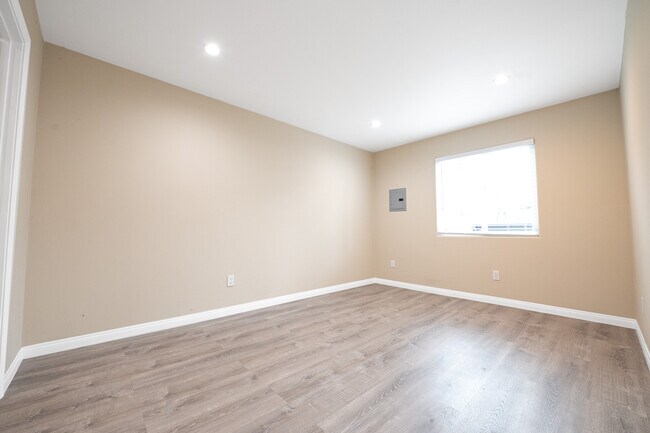 Building Photo - 2740 S Rimpau Blvd