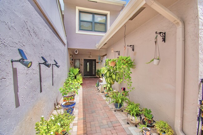 Building Photo - 6640 Thornhill Ct