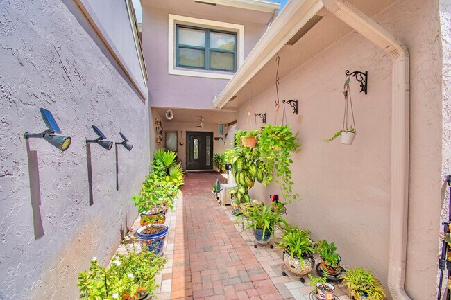 Foto del edificio - 6640 Thornhill Ct