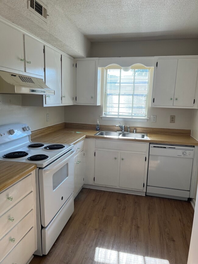 Building Photo - 203 Marinawoods Dr SE