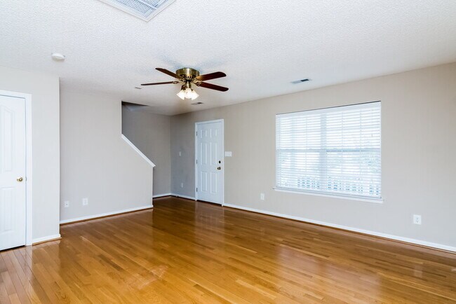 Foto del edificio - 15257 Pangborn Pl