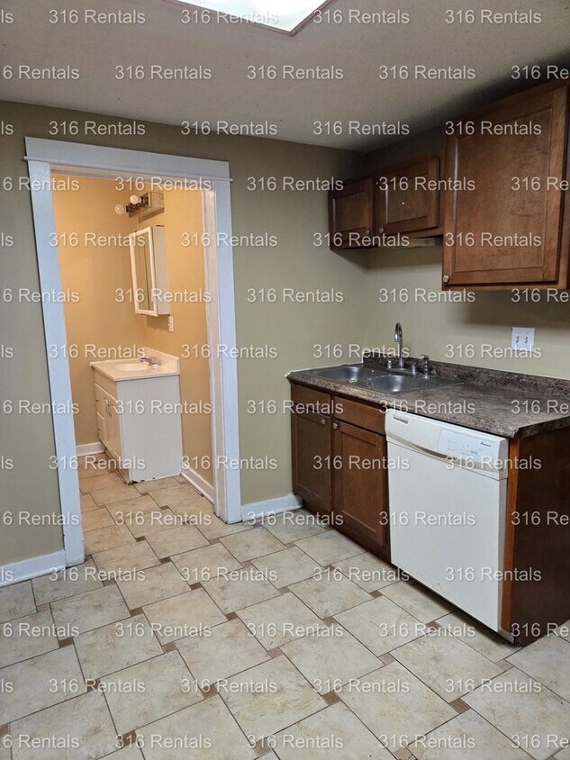 Primary Photo - $795 - 2 bed 1 bath - Single Family Home