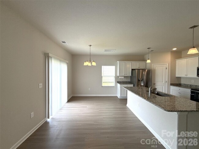 Foto del edificio - 6225 Lowe Ln