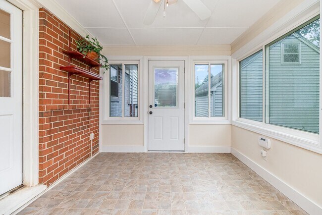 Foto del edificio - Coming Soon | $2,000/mo | Spacious Split-L...