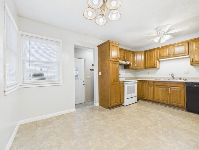 Building Photo - 904 S Cloudas Ave