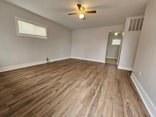 Foto del edificio - 2900 Central Dr