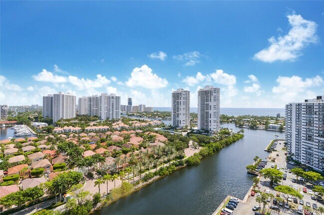 Foto del edificio - 3701 N Country Club Dr