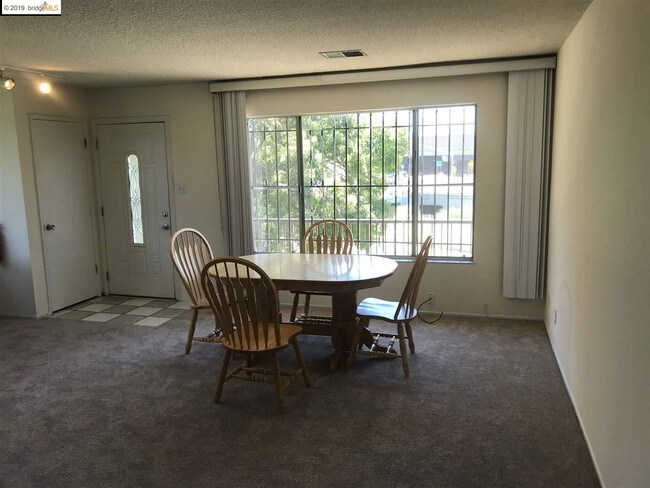 Building Photo - 2409 Peppertree Ct
