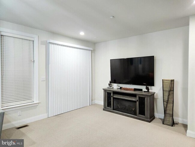 Building Photo - 12 Sassafras Ln