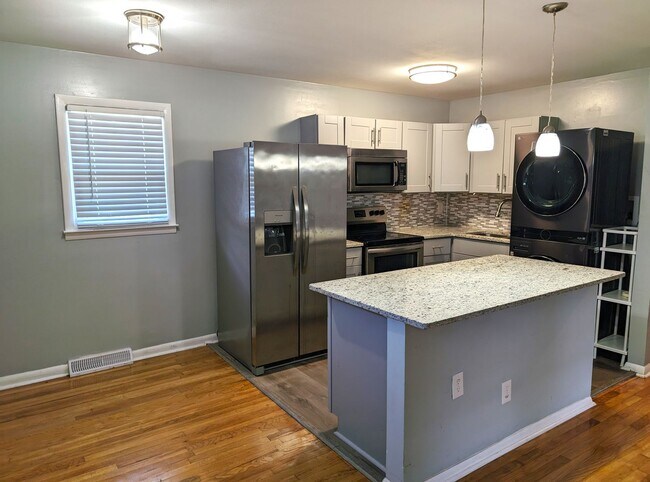 Building Photo - Minutes from UPTOWN! 4 Bedroom!  100% Remo...