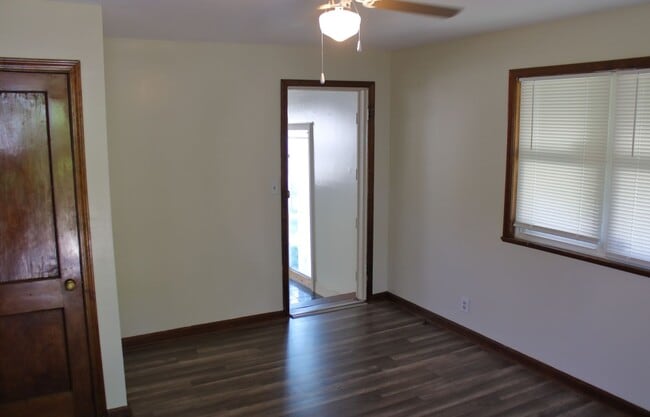 Foto del edificio - 4 bedroom/1 Bath Single Home!