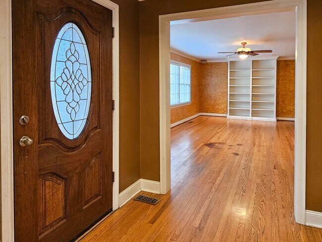 Foto del edificio - Knoxville 37919 - Short Term Lease option ...