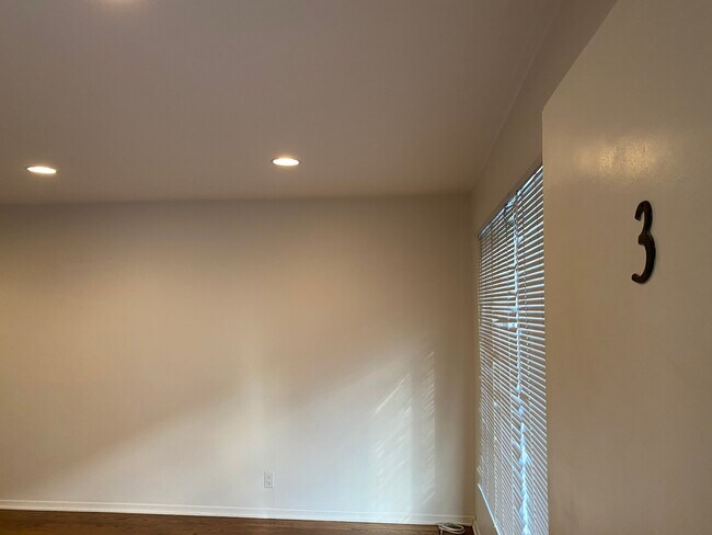 Building Photo - 118 S Hayworth Ave