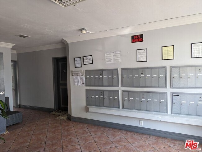 Foto del edificio - 615 N Rossmore Ave
