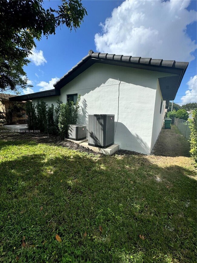 Building Photo - 3335 SW 65th Ave