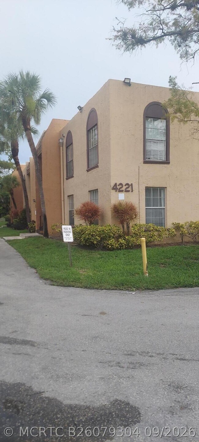 Foto del edificio - 4221 NW 19th St