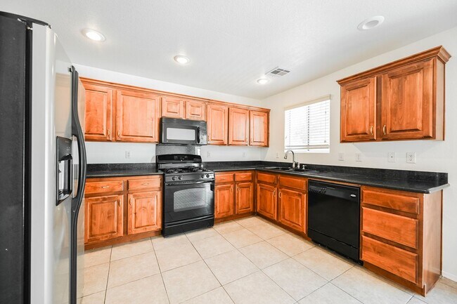 Foto del edificio - 3 Bedroom, 2.5 Bath Two-Story Home Located In The Charming Southwest Area!
