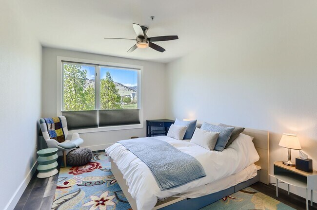 Foto del edificio - 4650 Holiday Dr