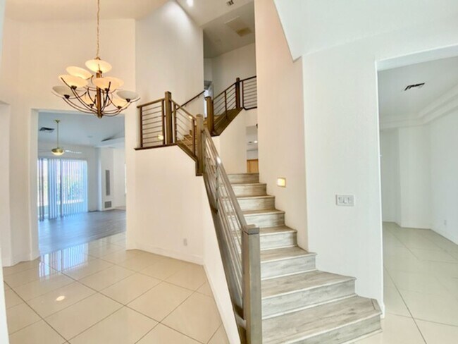 Foto del edificio - Beautiful 2 Story home in Queensridge guard gated community with spacious 5 bedrooms & 4 bathroom...