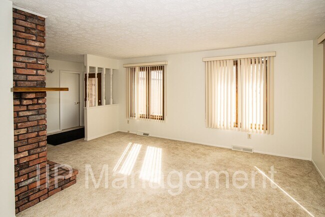 Foto del edificio - Spacious Unique 3BD/2BA in Concord Twp.- L...