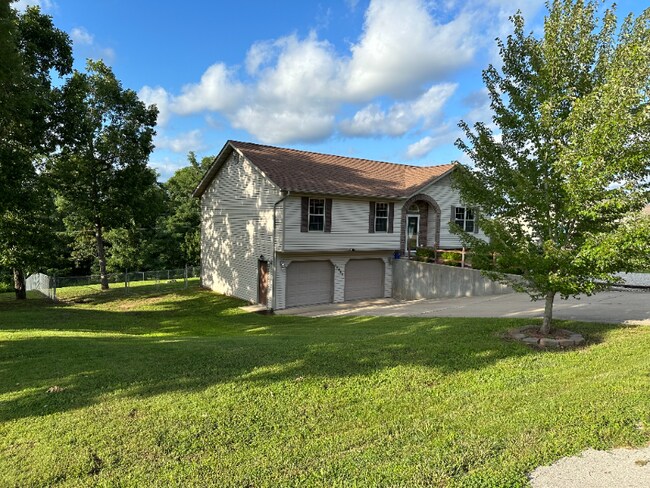 Building Photo - 15640 Top Dr