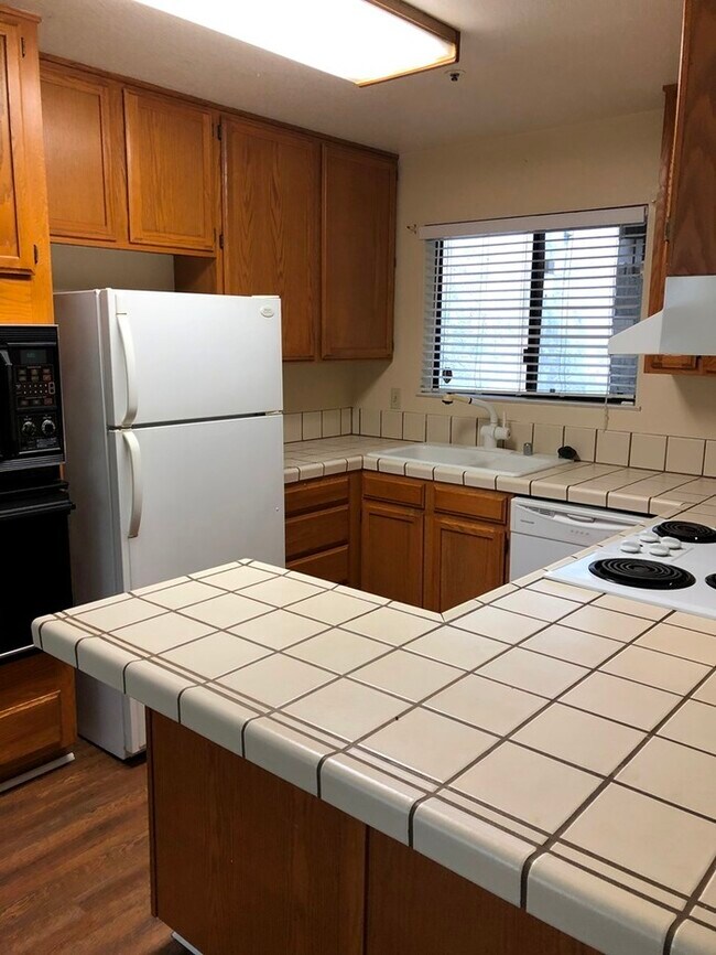 Building Photo - 1042 Iverson St