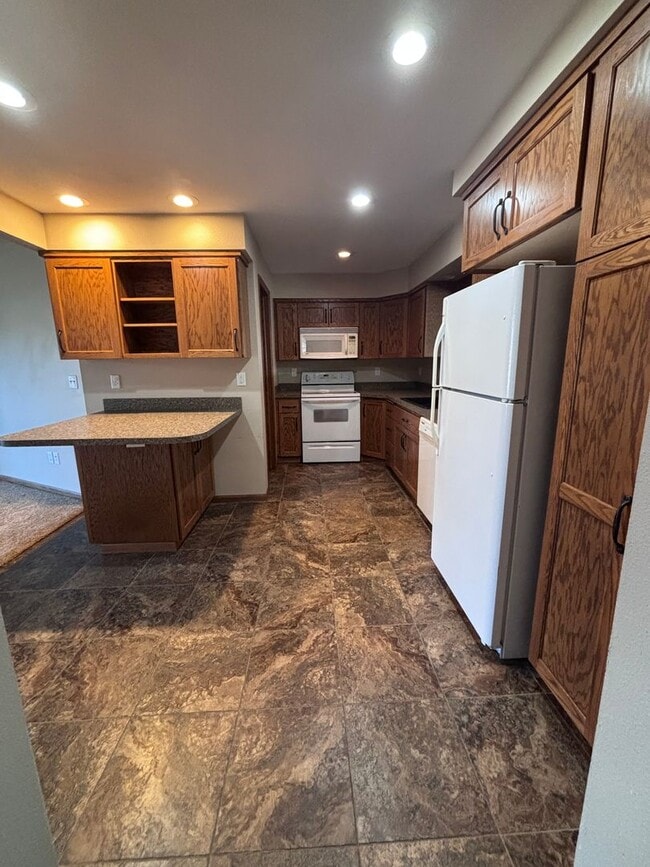 Building Photo - 2 Bedroom Condo