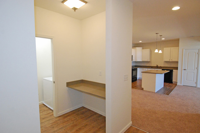 Entry with desk and laundry - CONTRAIL PARK