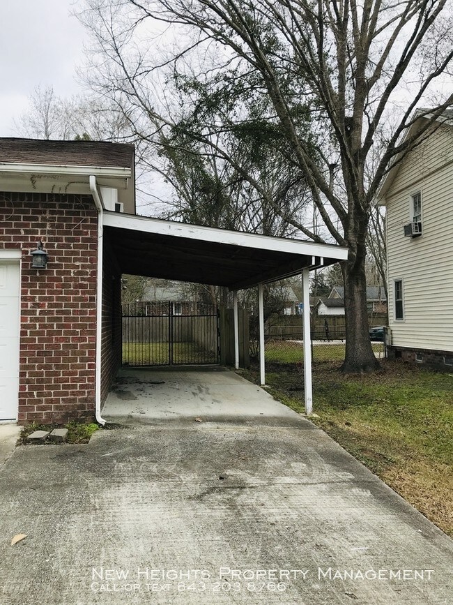 Building Photo - 115 Columbia Dr