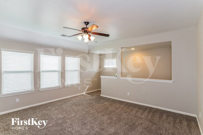 Foto del edificio - 6823 Hunters Way Ln