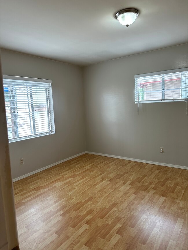 Building Photo - 747 Southview Rd