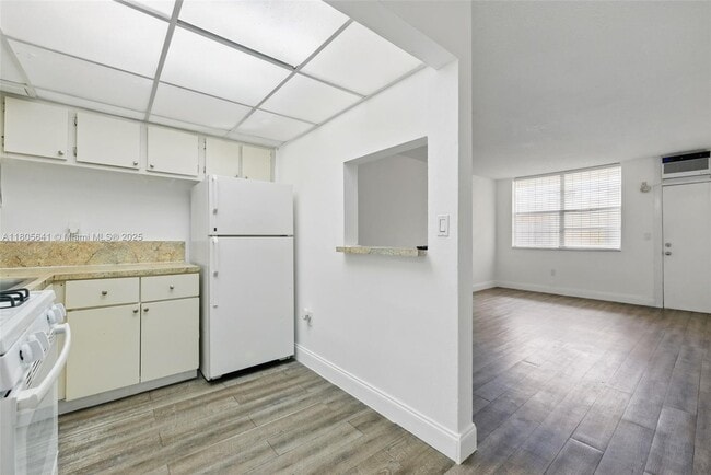 Building Photo - 465 E 28th St